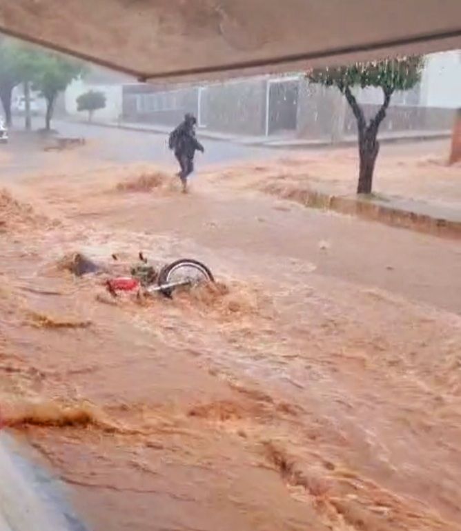 Chuva forte causa estragos  na tarde desta sexta(07) em Caetité — imagem 7